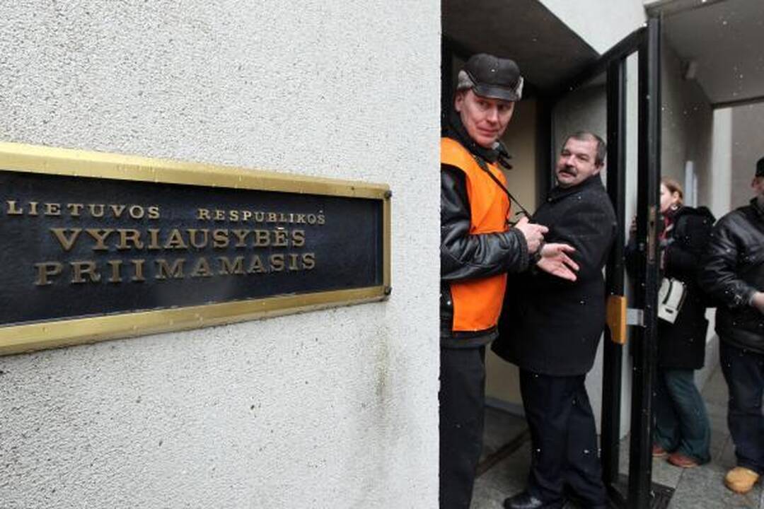 Profsąjungos žadėtos minios prie Vyriausybės nesurinko (papildyta)
