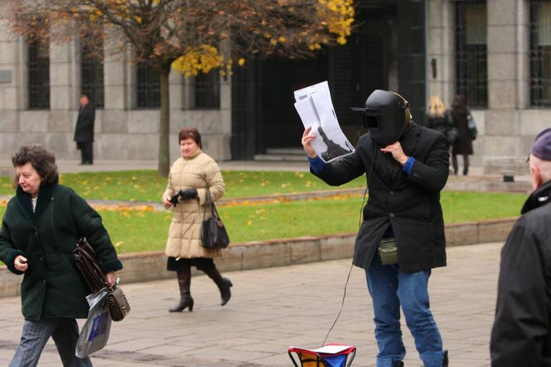 Prie savivaldybės – menininko protestas prieš beveidę architektūrą
