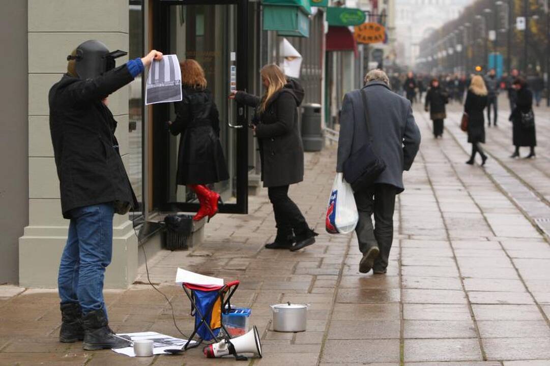 Prie savivaldybės – menininko protestas prieš beveidę architektūrą