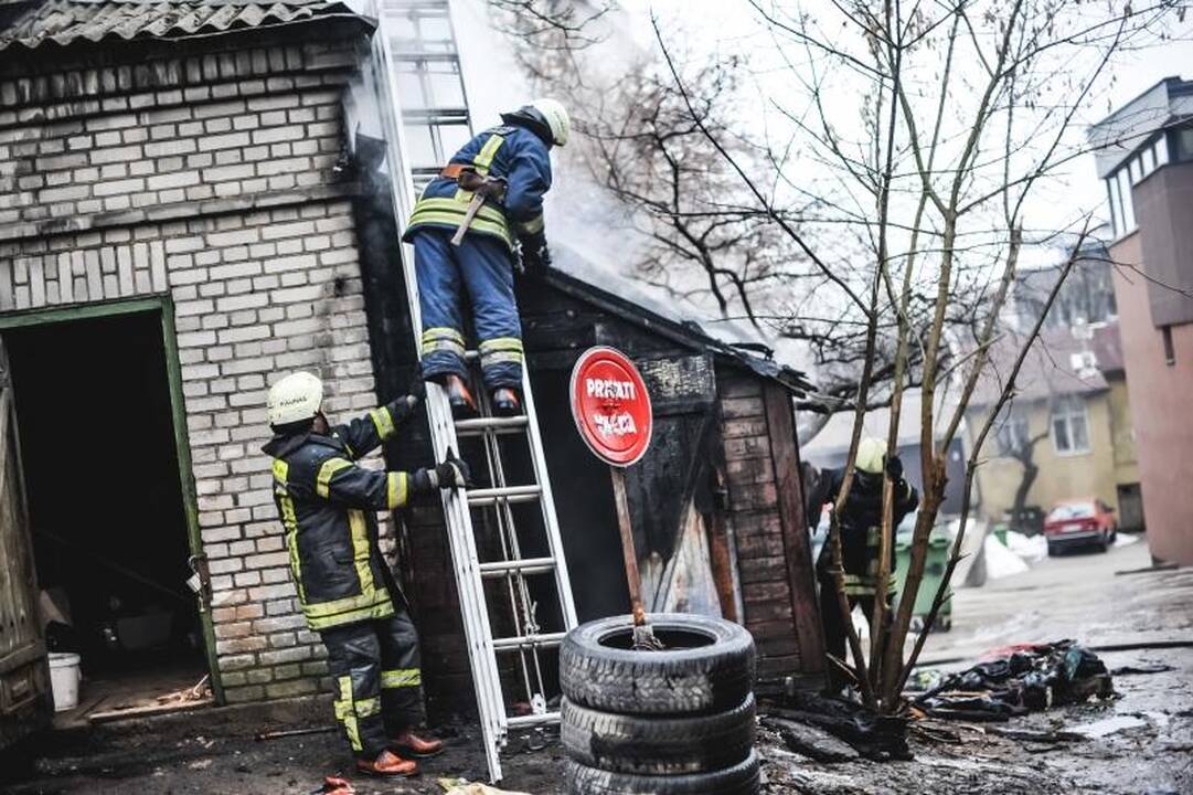 Parodos gatvėje kilusį gaisrą gesino trys autocisternos