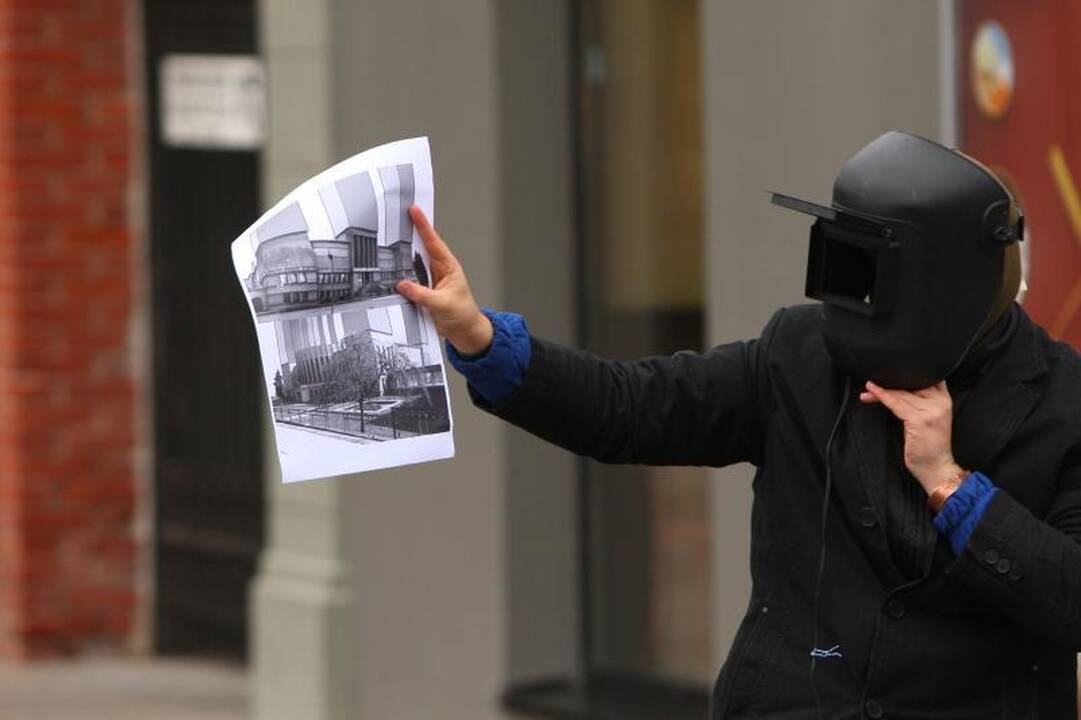 Prie savivaldybės – menininko protestas prieš beveidę architektūrą
