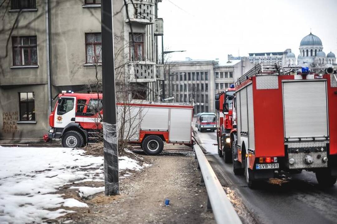 Parodos gatvėje kilusį gaisrą gesino trys autocisternos