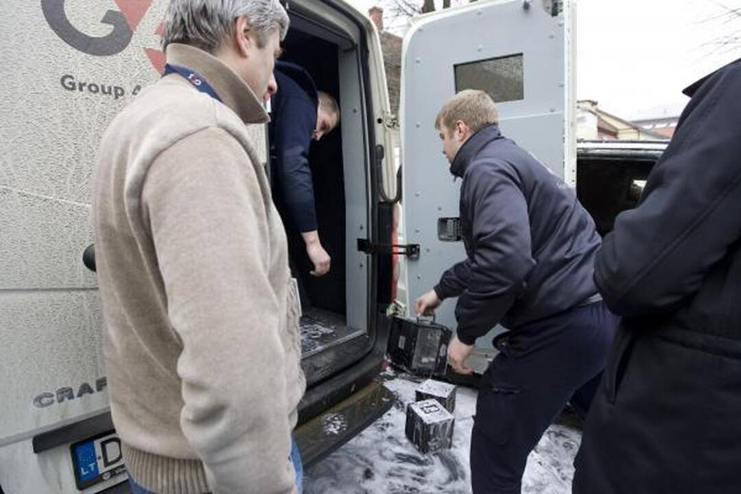 Vilniuje liepsnojo inkasatorių automobilis su pinigais (papildyta)