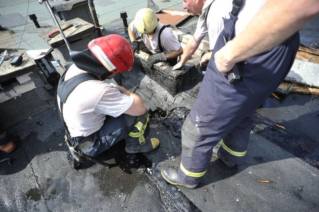 Užsidegė taisomas daugiabučio    stogas 