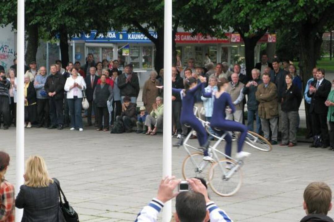 Dviračių akrobatės nudžiugino kauniečius