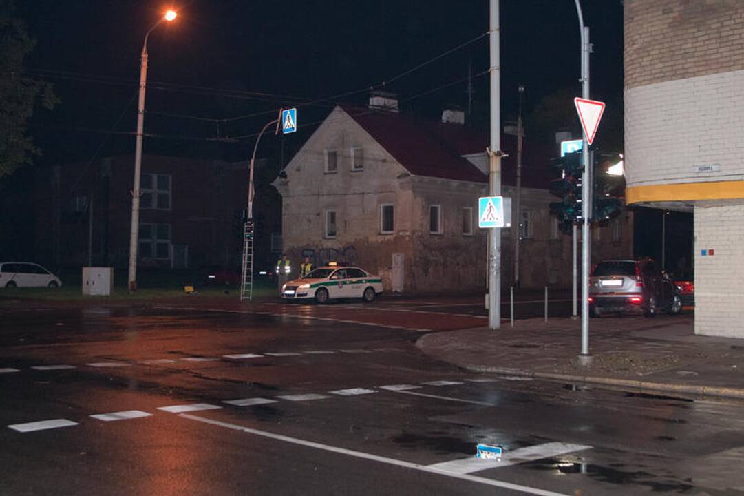Girti kelių „ereliai“ Vilniuje daužė šviesoforus