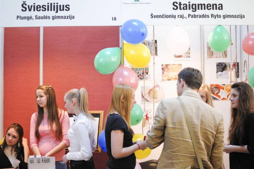Mokomųjų bendrovių mugėje – nuo muilo iki kartoninių baldų