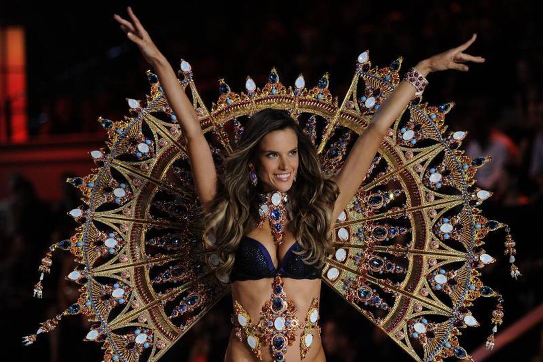 „Victoria‘s Secret“: vyrus įkaitino deimantų liemenėlė už 6 mln. Lt