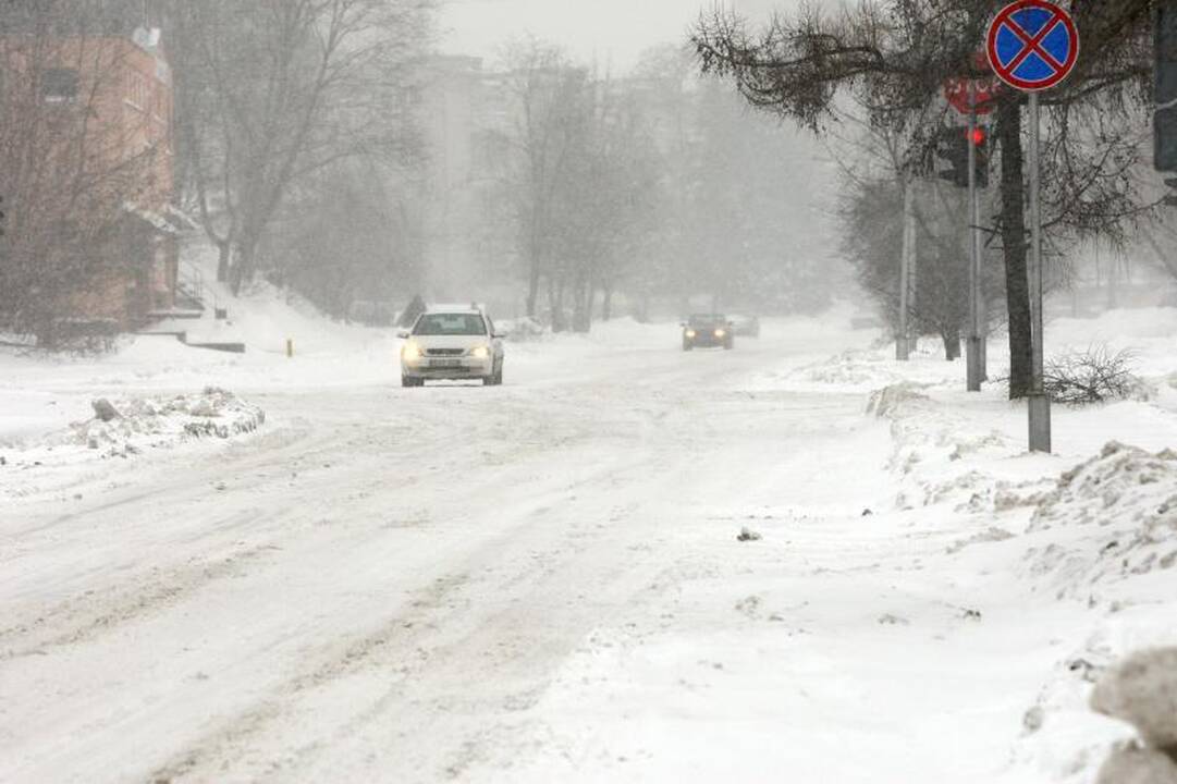 Žiema nerimsta: eismo sąlygos Kaune – vėl sudėtingos 