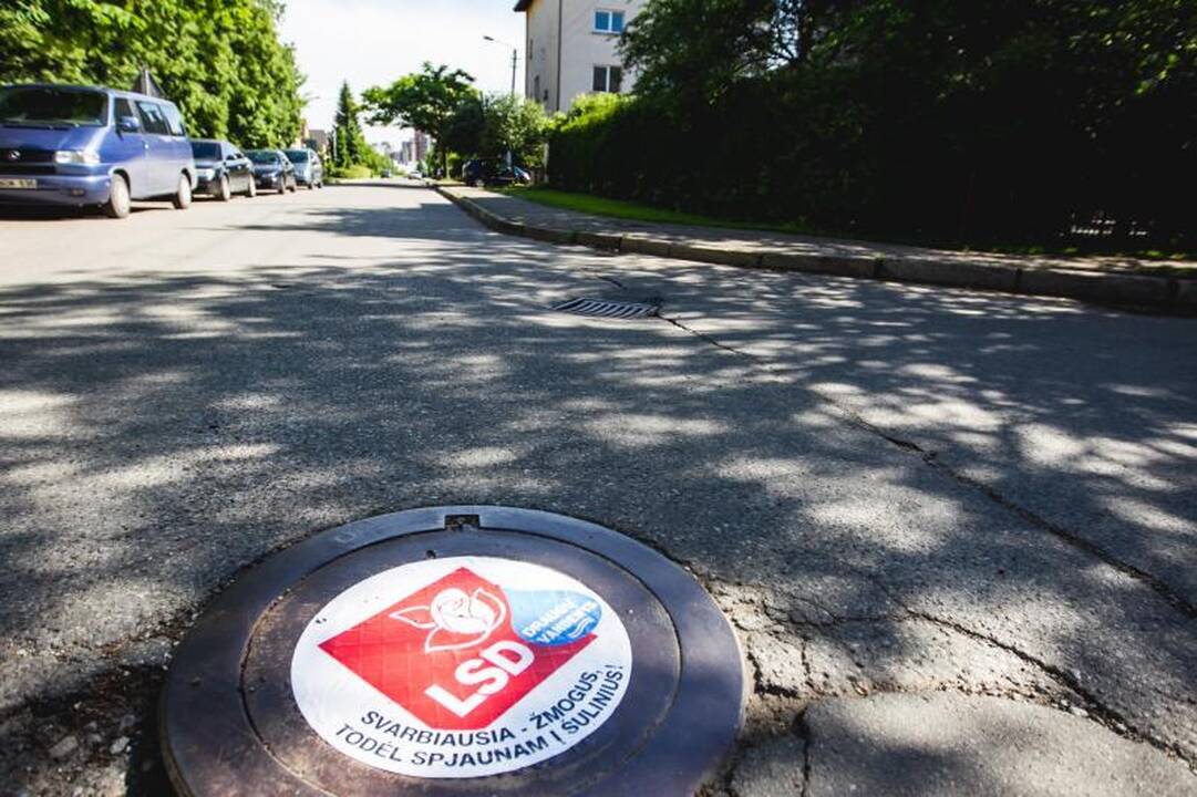 Ant šulinių dangčių – politikus pašiepiantys užrašai