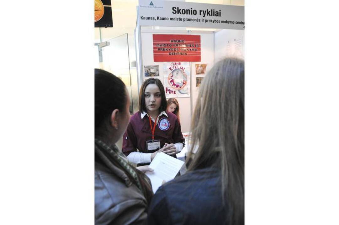 Mokomųjų bendrovių mugėje – nuo muilo iki kartoninių baldų