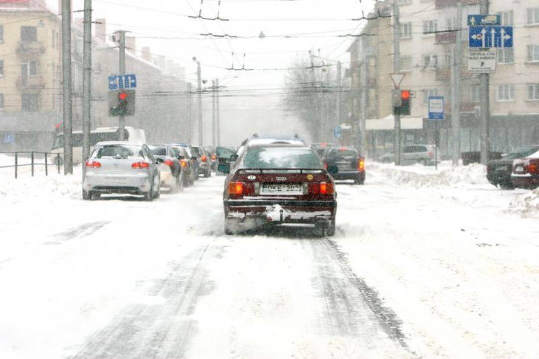 Žiema nerimsta: eismo sąlygos Kaune – vėl sudėtingos 