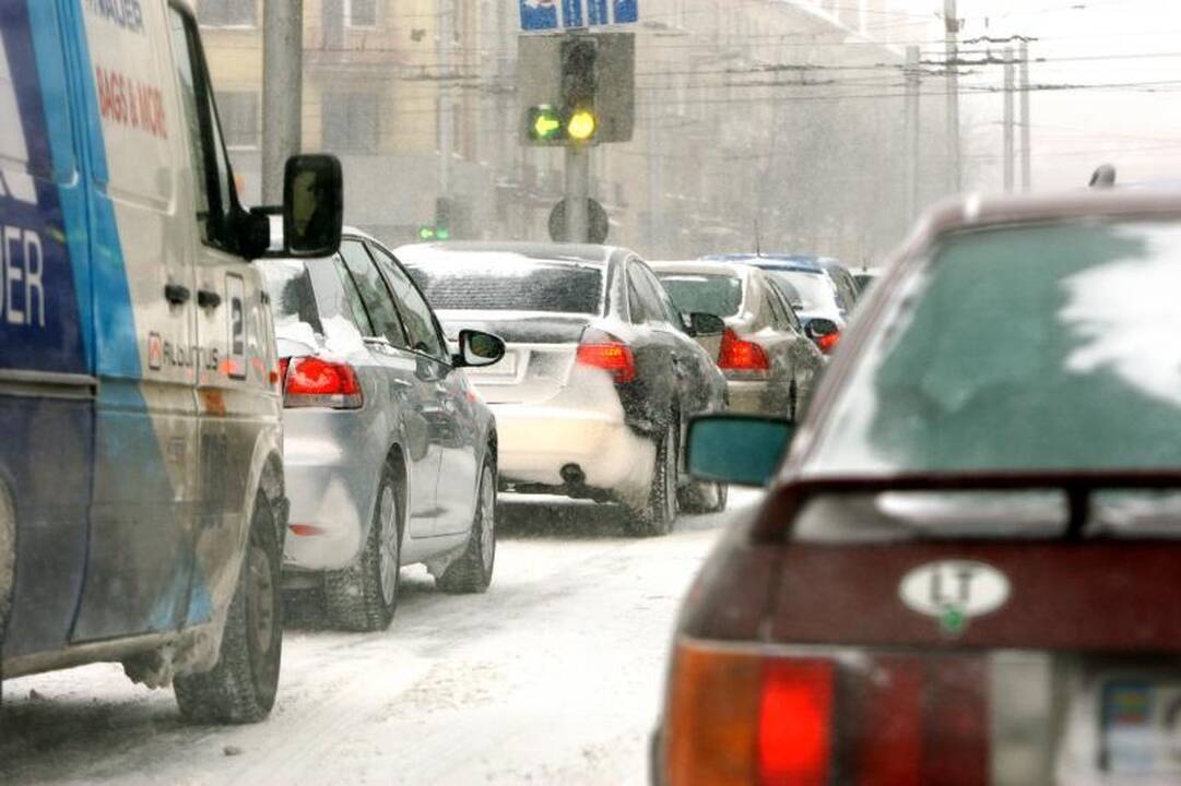 Žiema nerimsta: eismo sąlygos Kaune – vėl sudėtingos 