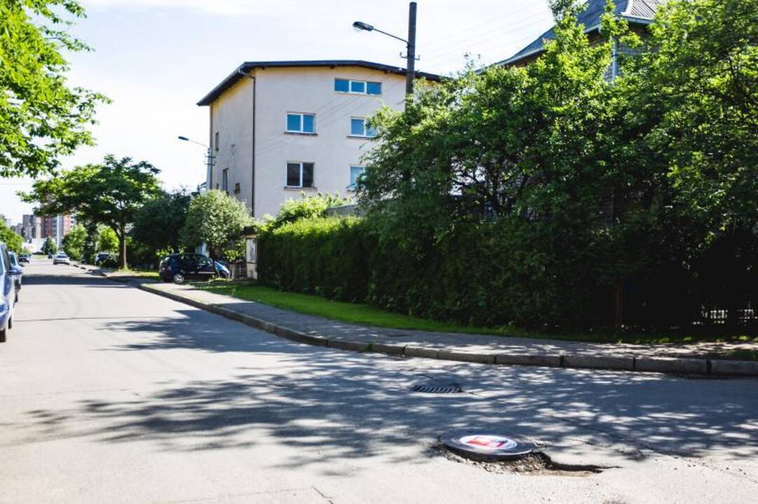 Ant šulinių dangčių – politikus pašiepiantys užrašai
