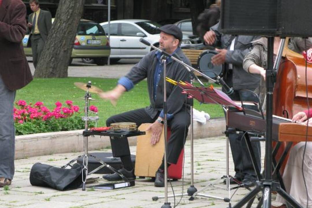 Dviračių akrobatės nudžiugino kauniečius