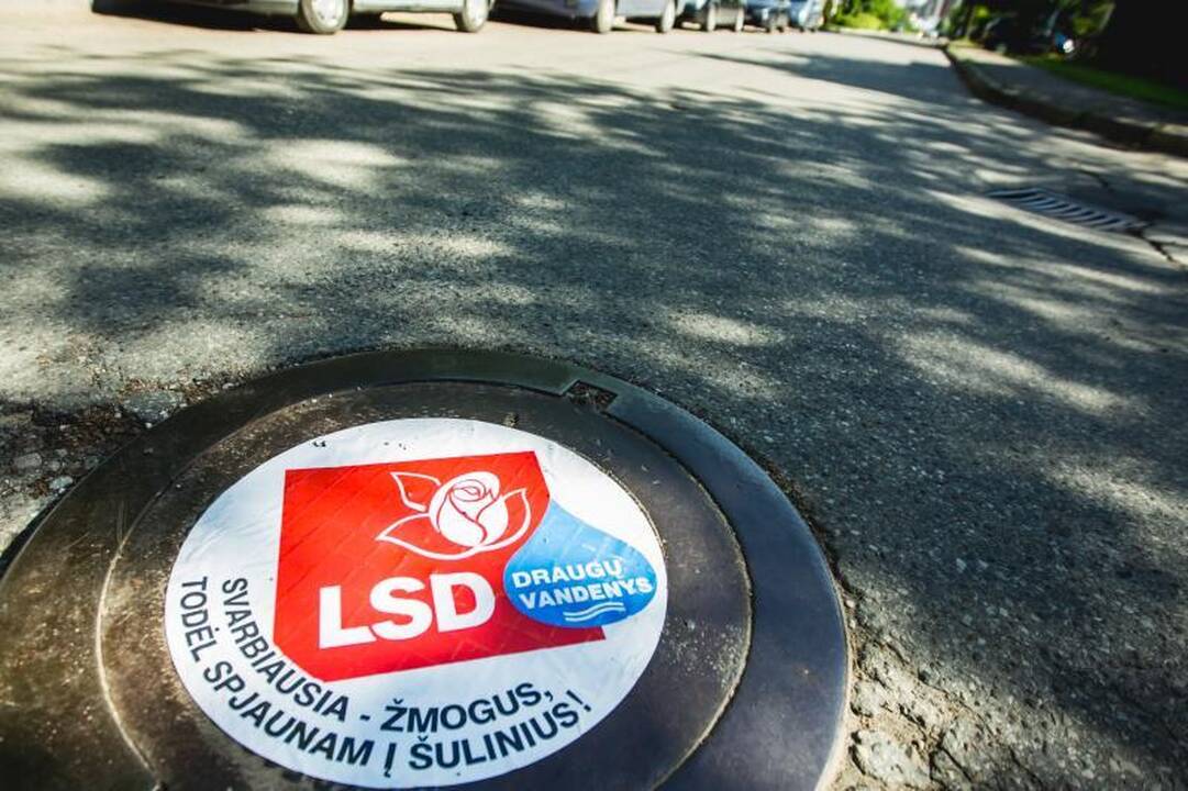 Ant šulinių dangčių – politikus pašiepiantys užrašai