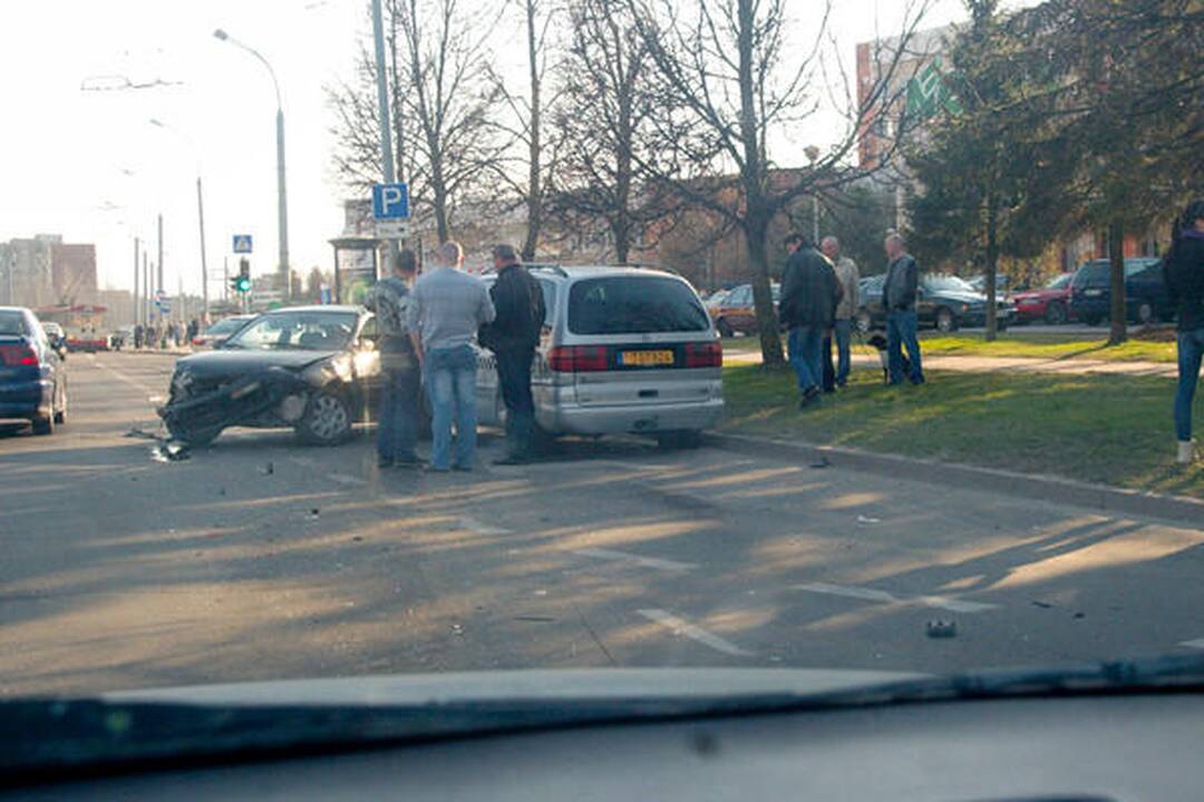 Girtas vairuotojas siautėjo sausakimšame prospekte (papildyta)