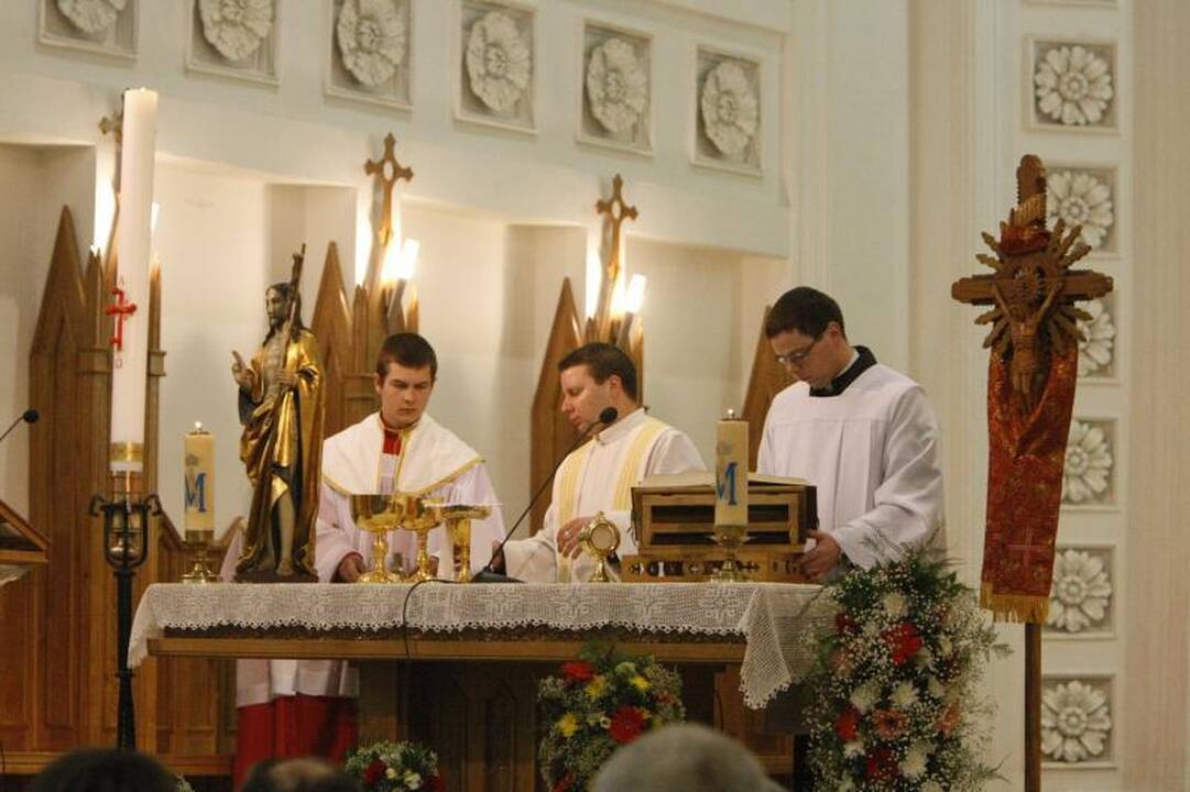 Telšių vyskupo aukojamose mišiose – tūkstančiai tikinčiųjų