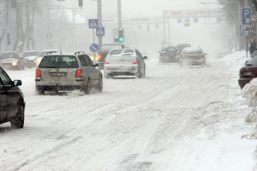 Žiema nerimsta: eismo sąlygos Kaune – vėl sudėtingos 