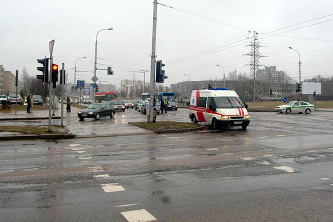 Vilniuje partrenkta per raudoną šviesoforo signalą bėgusi pėsčioji