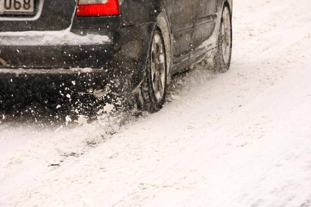 Žiema nerimsta: eismo sąlygos Kaune – vėl sudėtingos 