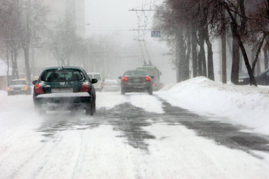 Žiema nerimsta: eismo sąlygos Kaune – vėl sudėtingos 