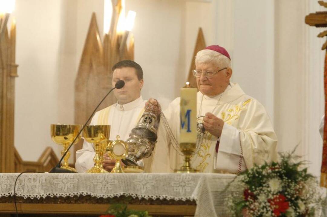 Telšių vyskupo aukojamose mišiose – tūkstančiai tikinčiųjų