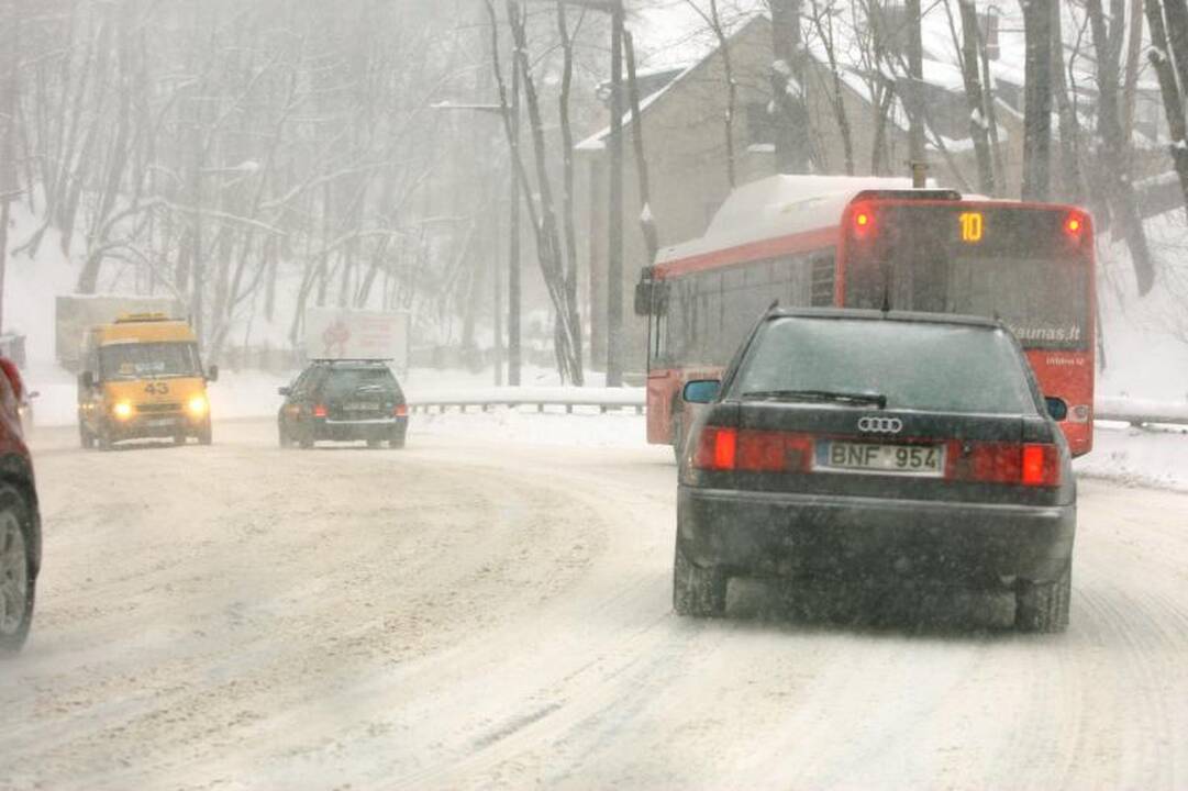 Žiema nerimsta: eismo sąlygos Kaune – vėl sudėtingos 