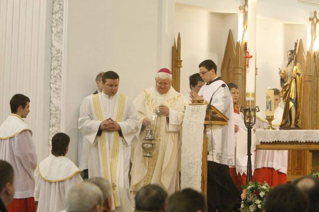 Telšių vyskupo aukojamose mišiose – tūkstančiai tikinčiųjų