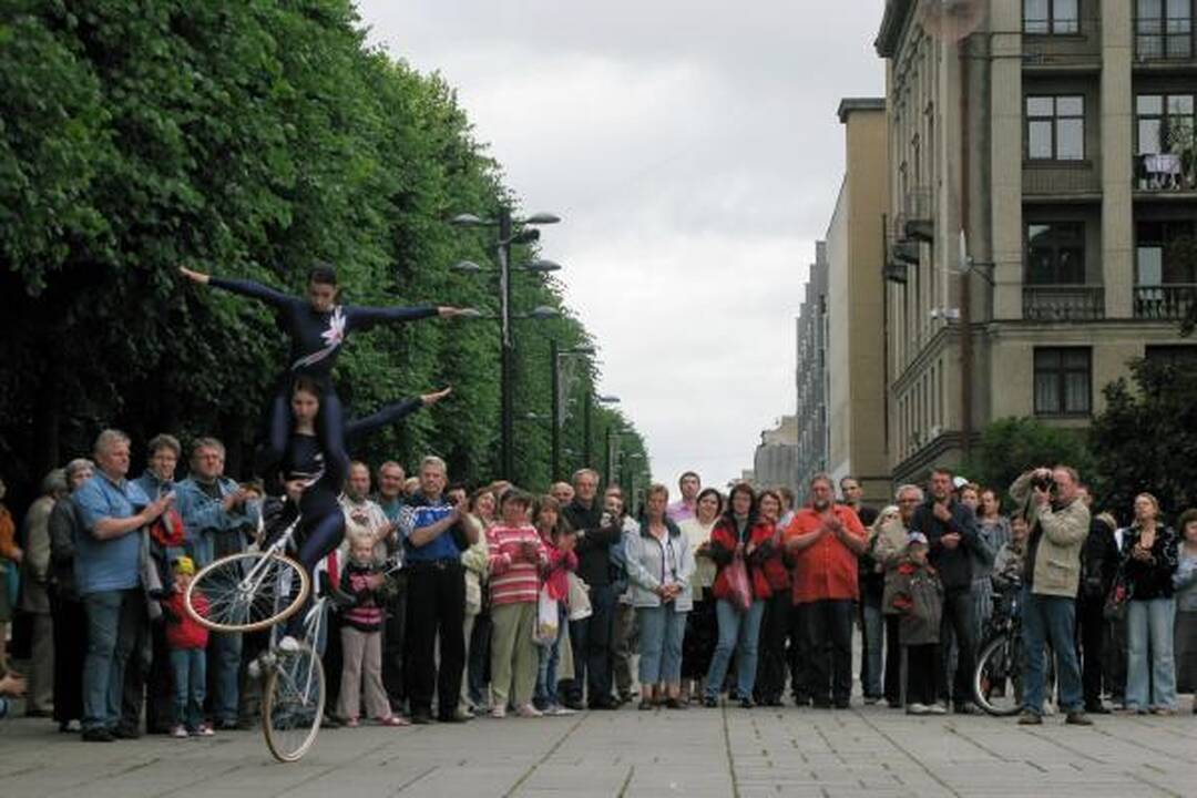 Dviračių akrobatės nudžiugino kauniečius