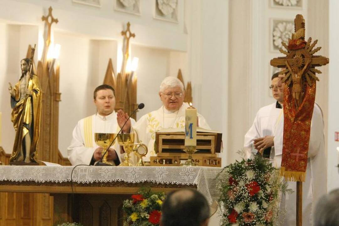 Telšių vyskupo aukojamose mišiose – tūkstančiai tikinčiųjų