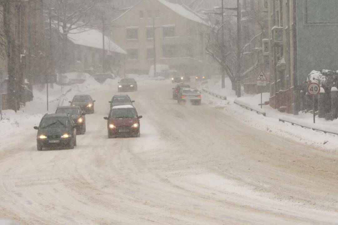 Žiema nerimsta: eismo sąlygos Kaune – vėl sudėtingos 