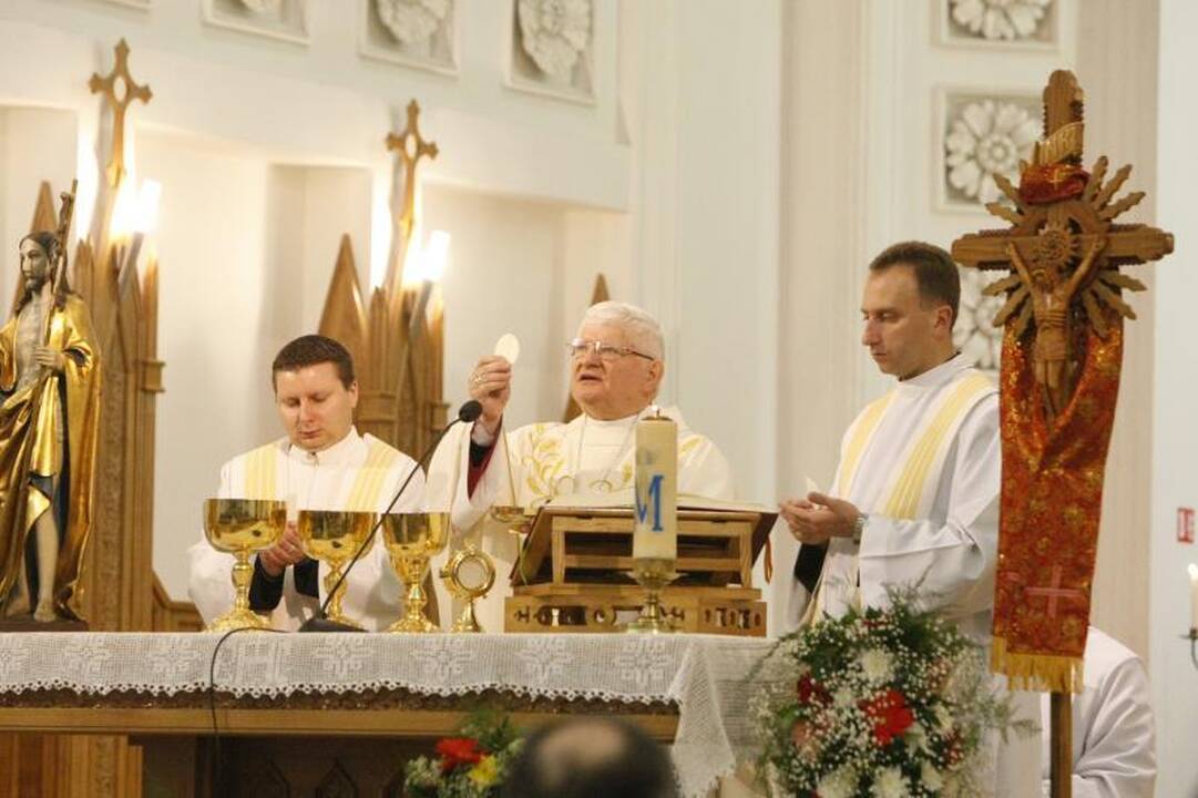 Telšių vyskupo aukojamose mišiose – tūkstančiai tikinčiųjų
