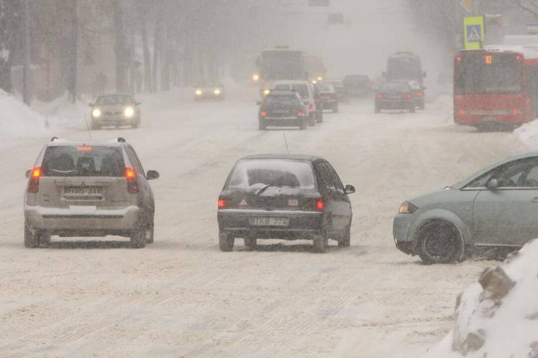 Žiema nerimsta: eismo sąlygos Kaune – vėl sudėtingos 
