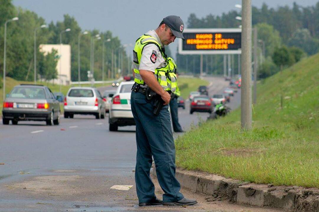 Vilniuje motociklininkas atsitrenkė į stulpą