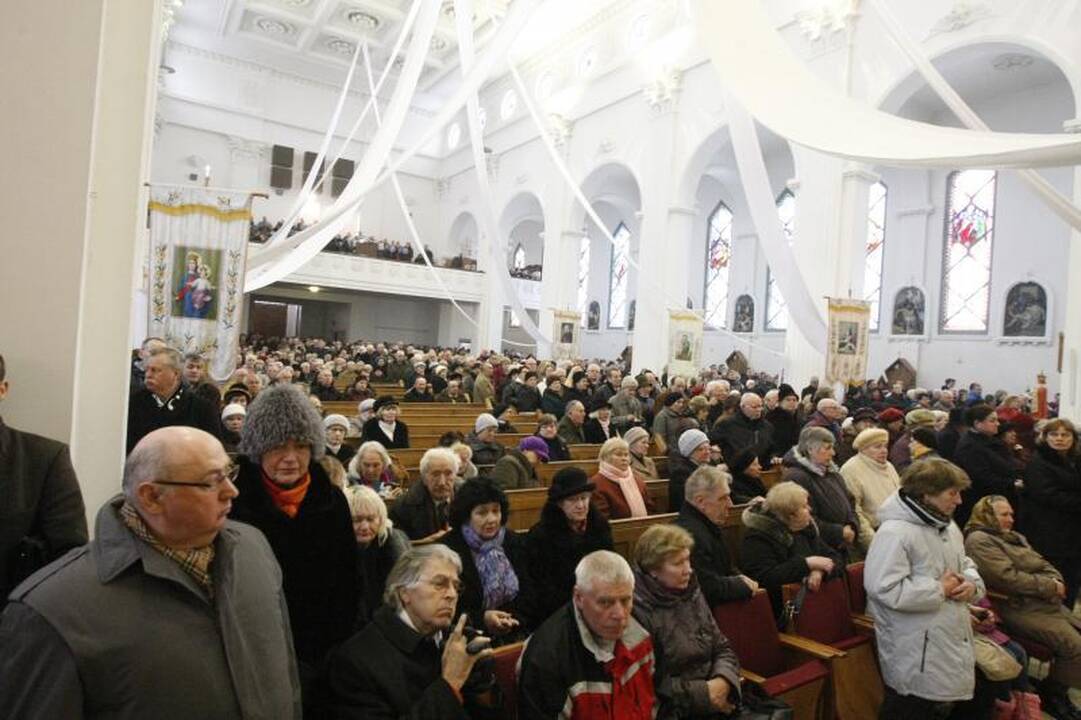 Telšių vyskupo aukojamose mišiose – tūkstančiai tikinčiųjų