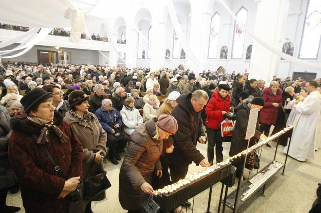 Telšių vyskupo aukojamose mišiose – tūkstančiai tikinčiųjų
