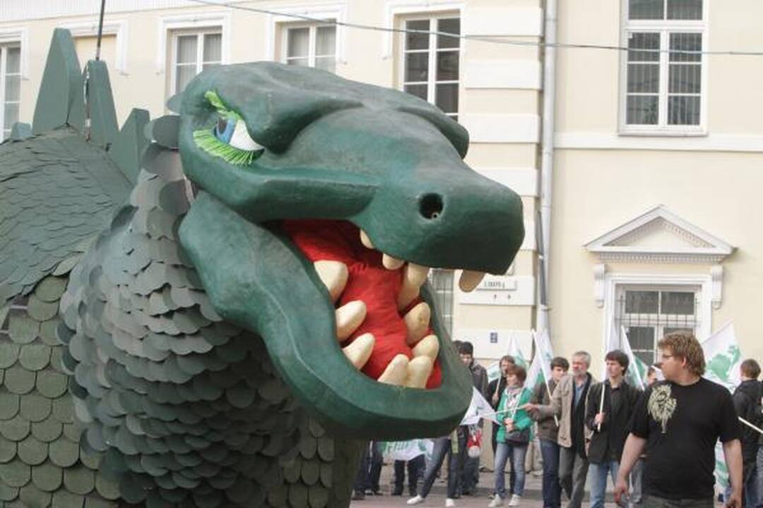 Pas filologes vėl atskubėjo Dinas Zauras