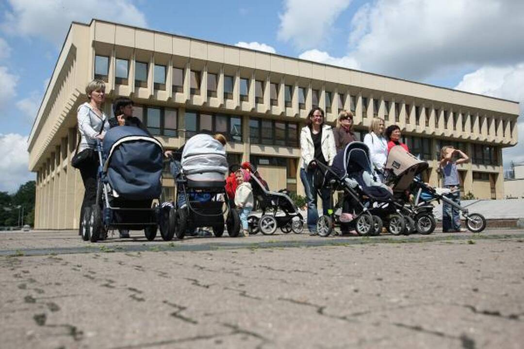 Tėvų ir mamų proteste - žiūronai A.Kubiliui ir A.Valinskui