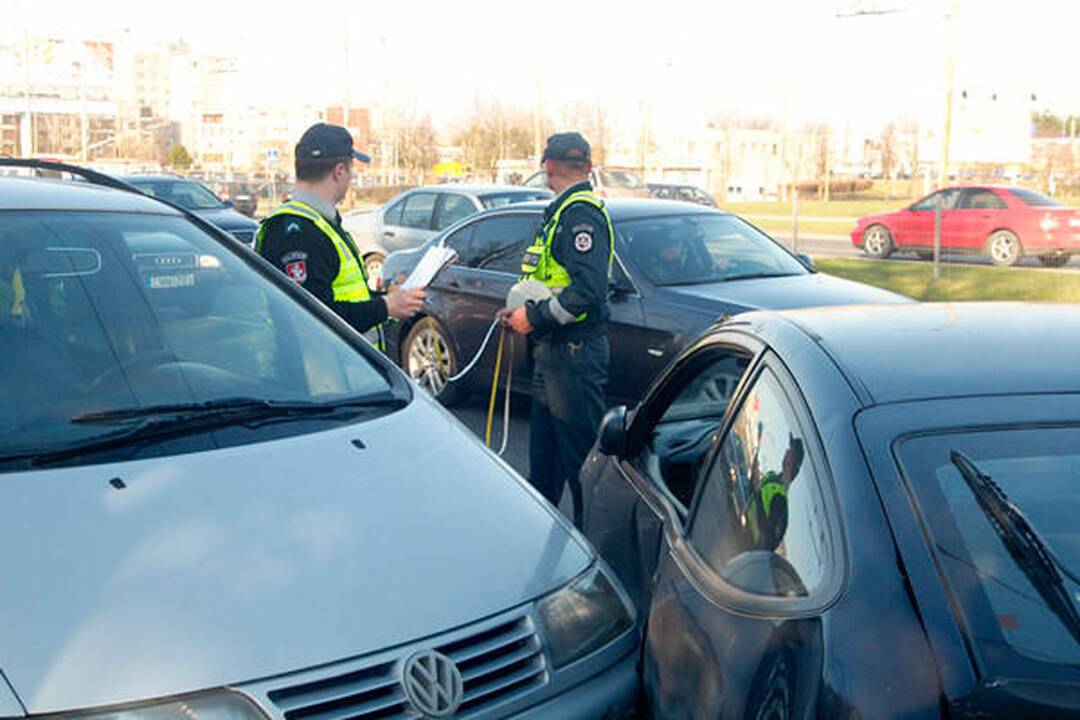 Girtas vairuotojas siautėjo sausakimšame prospekte (papildyta)