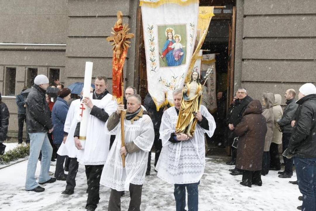 Telšių vyskupo aukojamose mišiose – tūkstančiai tikinčiųjų