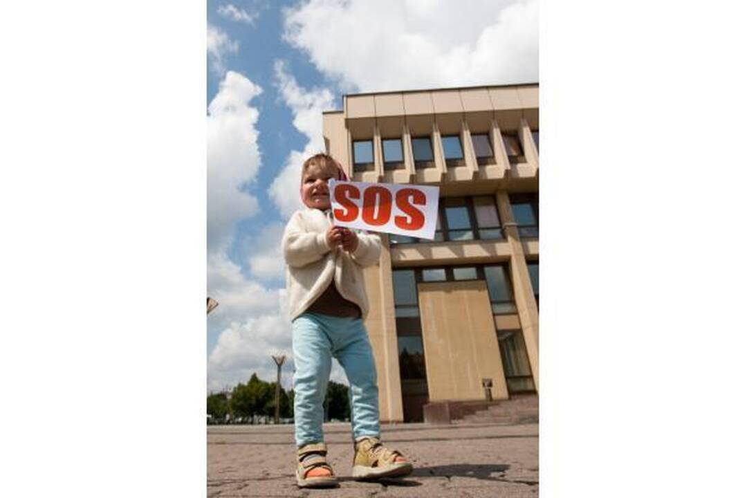Tėvų ir mamų proteste - žiūronai A.Kubiliui ir A.Valinskui