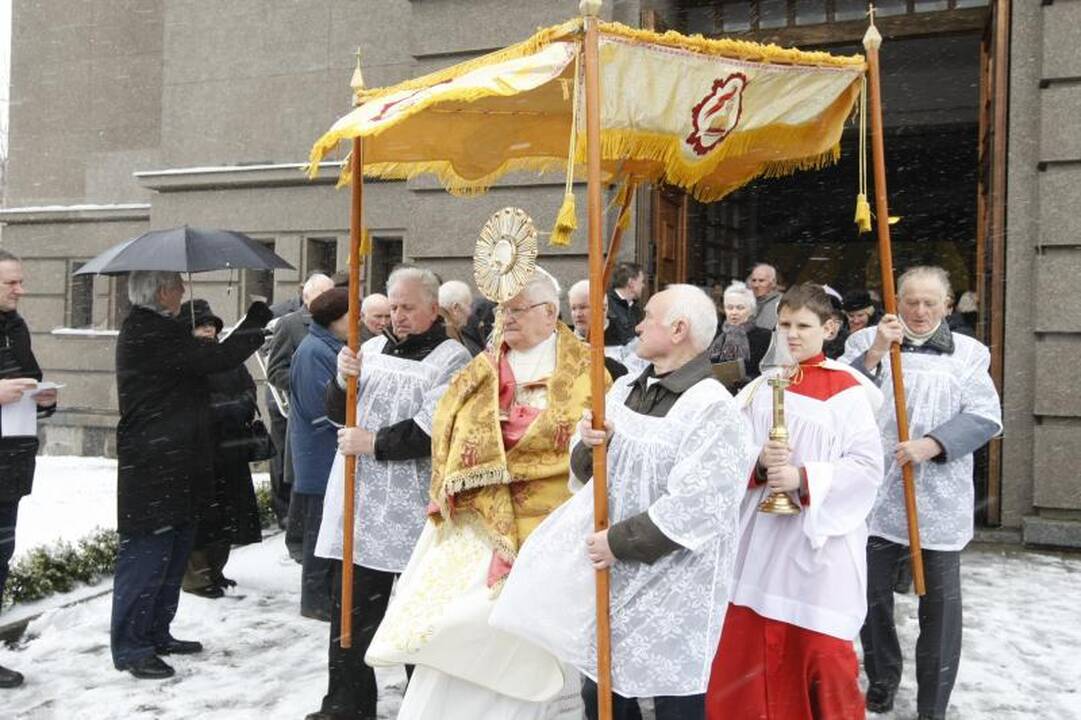 Telšių vyskupo aukojamose mišiose – tūkstančiai tikinčiųjų