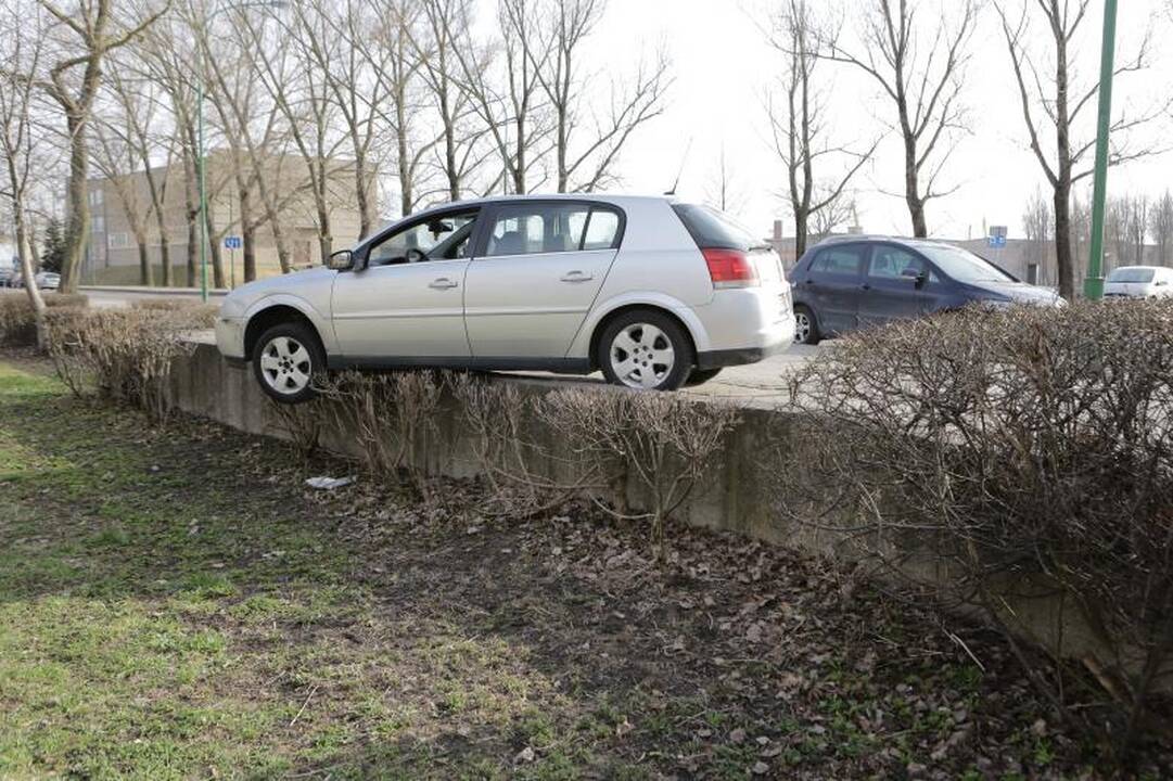 Kadenciją baigęs kariuomenės vadas grąžino valdžios regalijas 