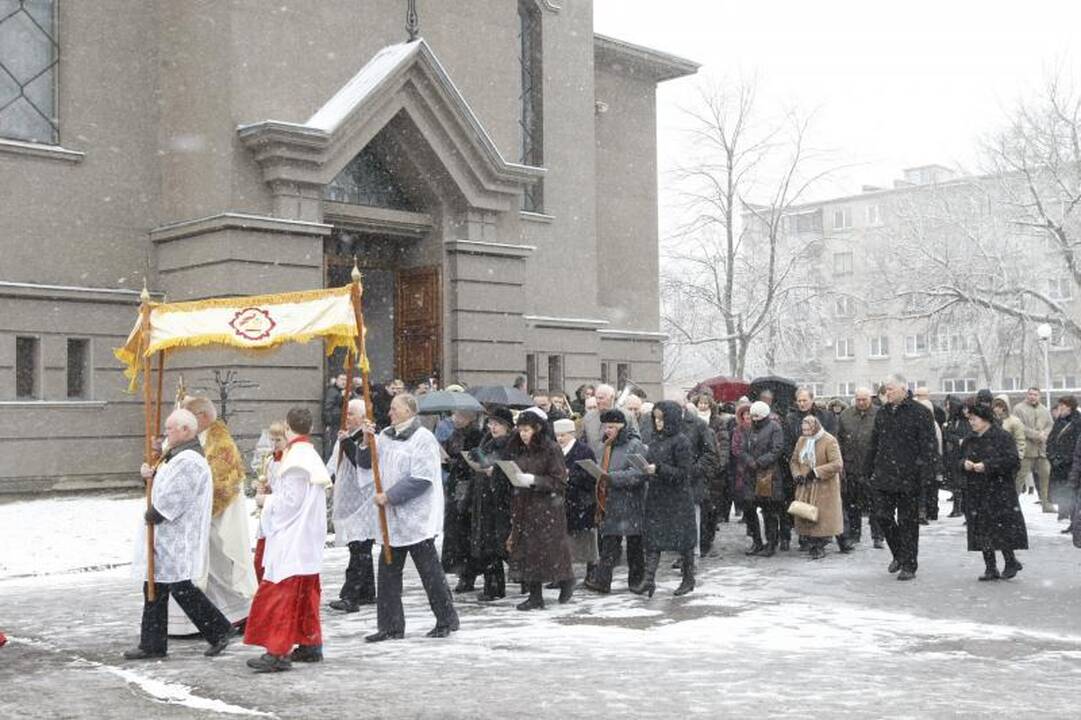 Telšių vyskupo aukojamose mišiose – tūkstančiai tikinčiųjų