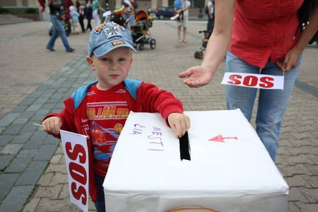 Tėvų ir mamų proteste - žiūronai A.Kubiliui ir A.Valinskui