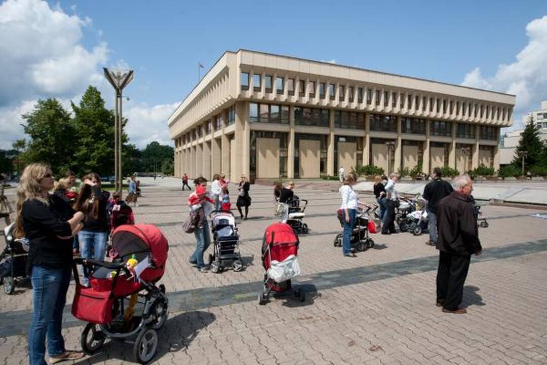 Tėvų ir mamų proteste - žiūronai A.Kubiliui ir A.Valinskui
