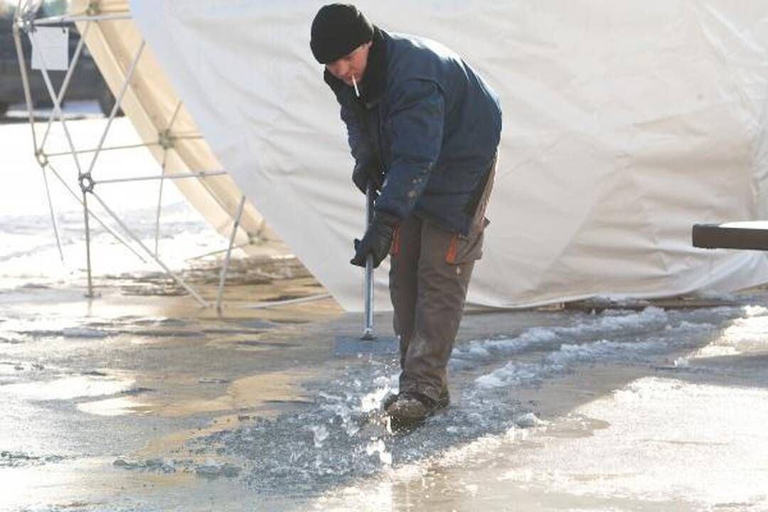 Spaudžiant šaltukui Rotušės čiuožyklos ledas tirpdomas dirbtinai