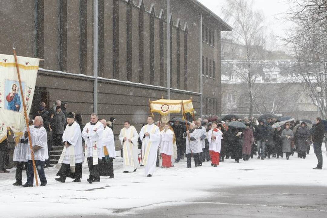 Telšių vyskupo aukojamose mišiose – tūkstančiai tikinčiųjų