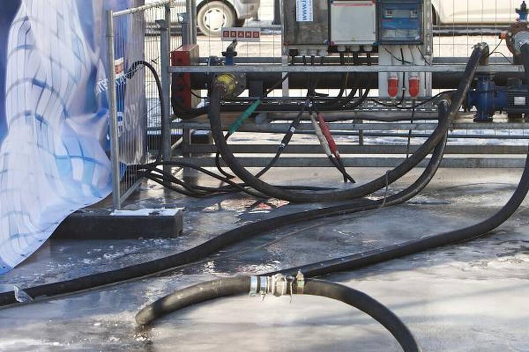 Spaudžiant šaltukui Rotušės čiuožyklos ledas tirpdomas dirbtinai